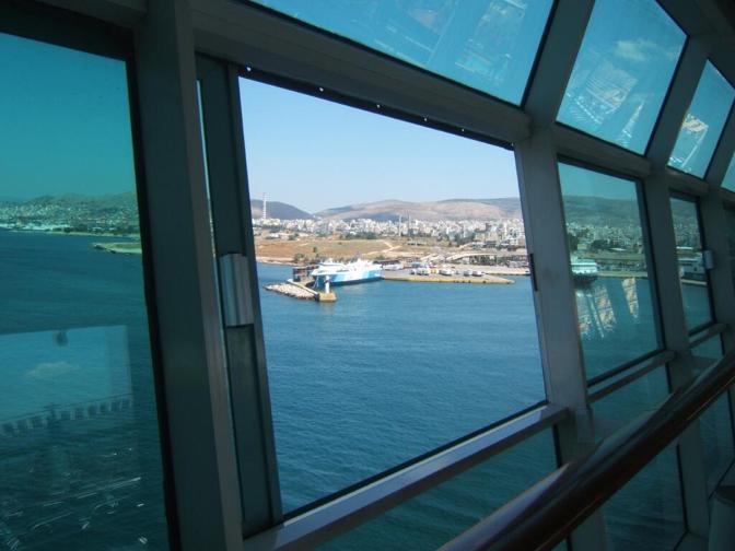 La nave nel porto di Atene, vista da lontano. Twitter